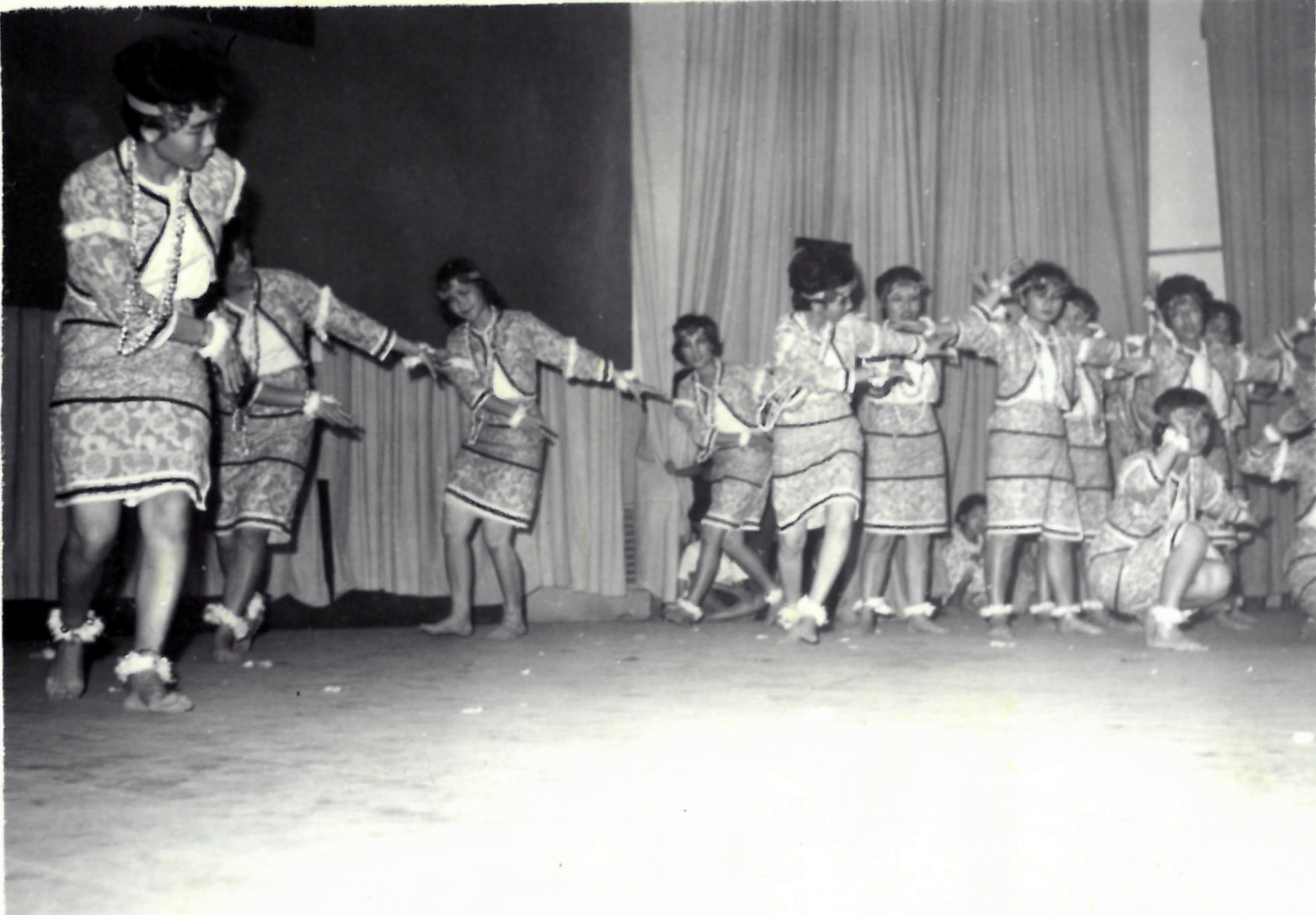146.53年5月xx日 本校女生舞編隊參加全縣民族舞蹈比賽榮獲冠軍